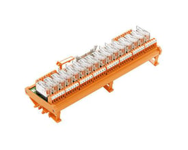Weidmüller interfacemodul med relæ på orange klemrække, set skråt ovenfra med gennemsigtige relæer.