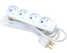 Detaljeret visning af en hvid Socket 4-stikdåse med jord, der viser alle fire runde udtag og den integrerede 5 meter lange ledning.