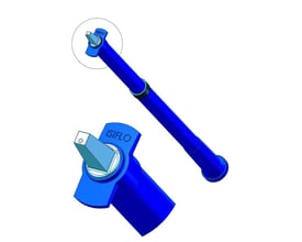 Isiflo universal hybrid garniture, type 447, i blå plast, viser både den samlede længde og et detaljeret close-up af tilslutningshovedet.