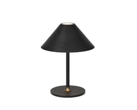 Halo Design Hygge batteri bordlampe i sort med konisk skærm og rund fod, en lille messingdetalje ses ved foden. Lampen har en tynd, lige stilk og måler Ø15cm.
