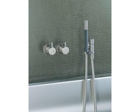 Vola indbygningsbrusesystem 2471 med et-grebsblander og håndbruser i krom, monteret på væg med tekstur.