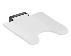 HEWI System 900 klapsæde på 450 x 450 mm med hvidt sæde, hygiejneudskæring og sortkromfarvet beslag.
