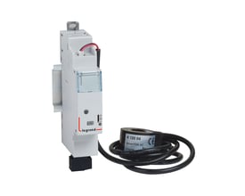 Legrand DIN-skinne KWH måler med en 230V strømforsyning og tilhørende strømtang, præsenteret på hvid baggrund.