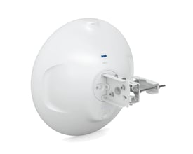Hvid Ubiquiti Wave-LR PtMP-station til 60 GHz set bagfra på skrå med den synlige monteringsbeslag.