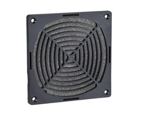 Detaljeret billede af et Schneider Electric ClimaSys CA filter til skabsventilation med monteringshuller og en grovkornet filteroverflade.