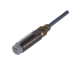 Carlo Gavazzi induktiv sensor med M12-gevind, 4 mm afstand og 2 m kabel, vist skråt med metalhus.