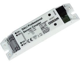 OSRAM DALI PRO Sensor Coupler-forbindelsesmodul til Multi 3-sensor set skråt fra oven med tilslutningsklemmer i enderne.