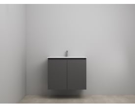 Sanibell Online møbelsæt i mat antracit med 2 låger, 81x46 cm, monteret på en grå væg med hvid vask og krom armatur.