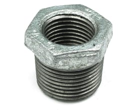 Unico galvaniseret blødstøbt nippelmuffe med 1/2" udvendig og 1/4" indvendig gevind. Produktet er placeret på hvid baggrund.