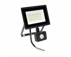 Sort SpectrumLED LED-projektør på 30 W med bevægelsessensor, synlige LED'er, monteringsbøjle og ledninger.