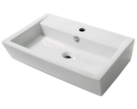 Hvid firkantet håndvask i porcelæn med mål 63,5 x 43,5 cm og centralt placeret hanehul.