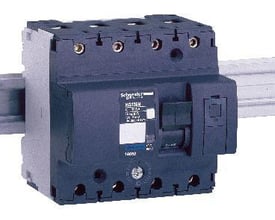 Schneider Electric NG125N D 4-polet automatsikring med 100A, monteret på DIN-skinne for elektrisk kredsløbsbeskyttelse.