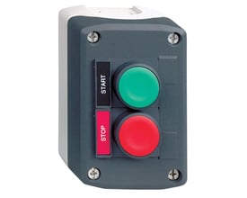 Detaljeret billede af Schneider Electric trykknapkasse med tydelig mærkning og knapper, komplet til industriel brug.