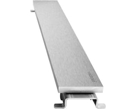 Unidrain Highline afløbspanel i børstet stål på 700 mm, vist med en del af afløbsrenderens monteringsramme under panelet.