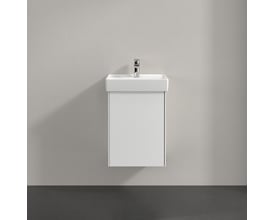 Villeroy & Boch Collaro underskab i hvid monteret på grå væg, med en blank krom vandhane og en minimalistisk håndvask.