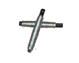 To bundter galvaniseret vindseltråd, 0,71 mm, viklet på sorte plastpinde, arrangeret i et kryds. Fremhæver anvendelsen til isolering.