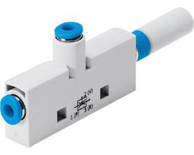 Festo vakuumejektor VN-05-L-T2-PQ1-VQ1-RO1 i hvid plast med blå koblinger og symboler for tryk, vakuum og udstødning.