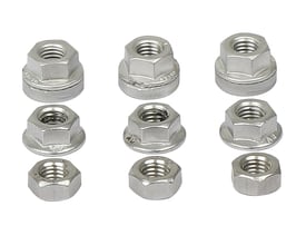 Ni forskellige rustfri stål møtrikker i AISI304/EN1.4301 fra BLÜCHER til tagafløb, vist på hvid baggrund.