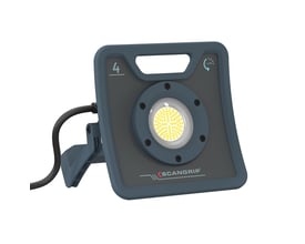 Scangrip NOVA 4K FOR LIFE arbejdslampe med det kraftige LED-lys tændt, viser 4000 lumen og robust design med håndtag.
