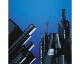 Forskellige sorte, tykvæggede krympeslanger fra TE Connectivity i forskellige størrelser og former, sat op mod en blå baggrund.