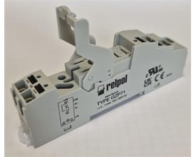 Relpols grå PUSH-IN-sokkel til relæ RMP7-2011 set skråt med hævet låsearm og synlige tilslutningsåbninger.