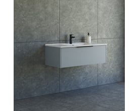 Dansani Mido+ Classic møbelpakke, 101 cm bred, lyseblå mat med stribet front og Amber vask, monteret på grå væg.