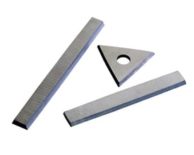 Tre Bahco skær til skraber, 65mm, hvoraf to er rektangulære og et er trekantet, isoleret på hvid baggrund.