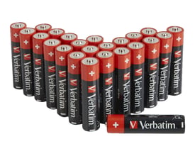 En gruppe af 24 Verbatim alkaline AAA-batterier arrangeret i rækker og med et enkelt batteri foran.