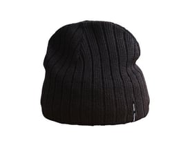 Bagfra set sort strikhue fra ID Identity med ribstrikket ydre og et lille logo på siden, i one size.