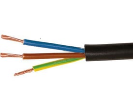 Sort H05 VV-F plastkappeledning med fire ledere, inklusive blå, brun og gul/grøn jordledning, set tæt på.