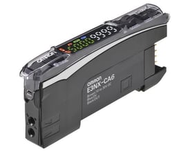 Omron E3NX-CA8 fiberforstærker med hvid LED-display, der viser "5000", mærket med 10-30V DC forsyning.