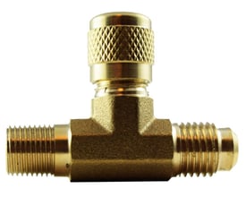 Refco T-stykke A-31452 i messing, med 1/4" flare x 1/8" NPT x 1/4" flare tilslutninger, vist på hvid baggrund.