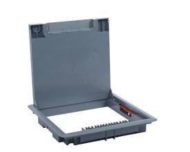 Åbent Legrand gulvboks låg i grå plast, der viser den indvendige mekanisme og rammen med plads til 16/24 moduler, med en orange løftearm.