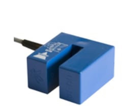 Carlo Gavazzi induktiv gaffelsensor med DU3.5-førerhus og NAMUR-kabel, set skråt forfra med blå krop.