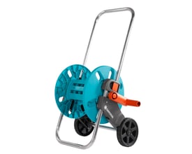 Gardena CleverRoll slangevogn S i turkis og grå med orange håndtag og store sorte hjul på hvid baggrund.