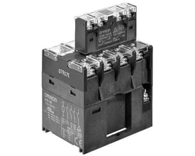 Omron effektrelæ G7Z-4A-11Z-R med DC24 spole, viser 40A 4PST-NO kontakter og 1A SPSD-NO/SPST-NC hjælpekontakter.