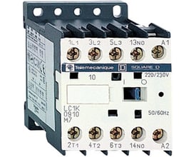 Detaljeret billede af en Schneider Electric TeSys K kontaktor, model LC1K0910M7, med fokus på mærkat og kontakterne.