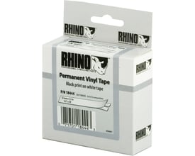 Emballagen til DYMO RhinoPRO permanent markeringsvinyltape viser sort tekst på hvid tape, 12 mm bred og 5,5 meter lang.