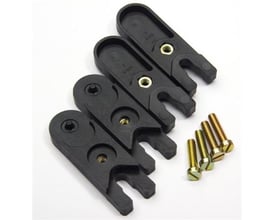 Fibox FP56236 vægbeslag sæt á 4 stk. i sort polyamid, inklusiv fire skruer, præsenteret på hvid baggrund.