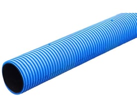Blåt Wavin-siverør til nedsivning, 110 mm i diameter og 3 meter langt, med ribbet overflade og åben ende.