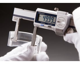 Mitutoyo 573-648-20 Digimatic skydelære måler et gennemsigtigt objekt til 49.99 mm. IP67 klassificering synlig.