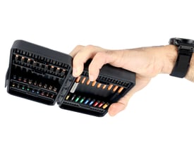 Bahco slagbitssæt 66IM/54C-1 med 54 dele holdes af en hånd, viser åbent etui med bits og magnetisk bitholder.