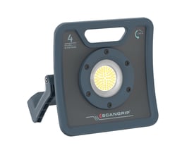 Frontvisning af Scangrip NOVA 6K FOR LIFE LED-arbejdslampe med "4 DUAL 2-in-1 SYSTEM" logo.