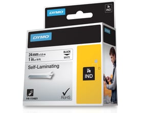 Emballagen til DYMO Rhino Professional selvlaminerende vinyltape viser sort tekst på hvid tape, 24 mm bred og 5,5 m lang.