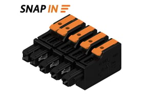 Weidmüllers fempolede hybridforbindelse til printplade med SNAP IN-kip ses skråt forfra i sort og orange.