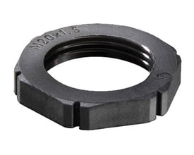 Wiska Møtrik M25 i sort polyamid med M20x1.5 gevind, vist på hvid baggrund.