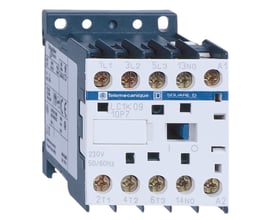 Sidebillede af Schneider Electric TeSys K kontaktor LC1K0910P7 med mærket "Telemecanique SQUARE D" og 230V AC spole.