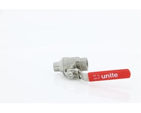 UNITE kuglehane W 1.4408 med muffe/nippel, 3/4" størrelse. Den er lavet af rustfrit stål og har et rødt håndtag med "ON/OFF" og "unite" logo.