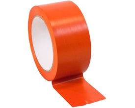 Roliba orange byggetape af plast, 50 mm bred og 33 m lang, rullet sammen med en strimmel trukket ud.
