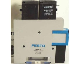 Festo VADMI-70 vakuumgenerator med to sorte koblingsbokse på toppen og tydelig Festo-logo på fronten.